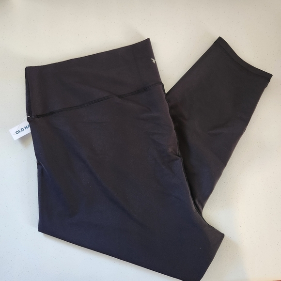 Old Navy Black Yoga 7/8 Leggings High Rise New NWT Size 4X Activewear Gym Active - Picture 1 of 5